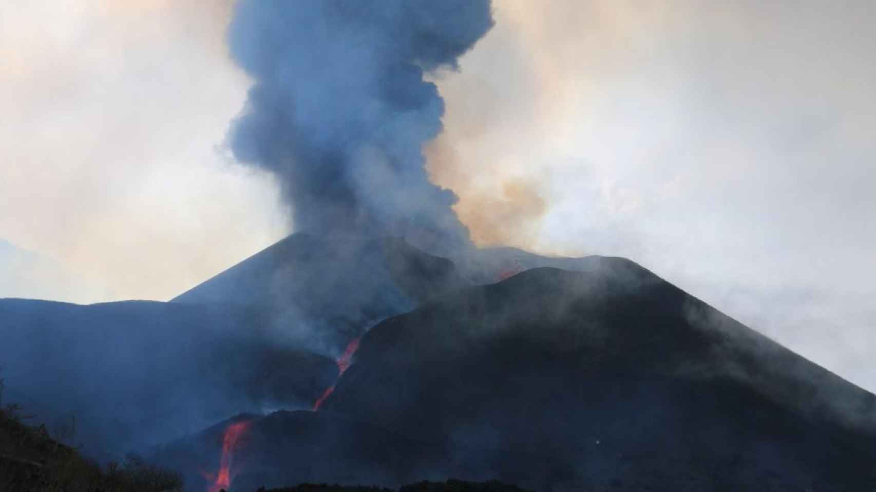 El volcán de Cumbrevieja, en la isla de La Palma, en erupción /EP