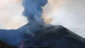 El volcán de Cumbrevieja, en la isla de La Palma, en erupción /EP