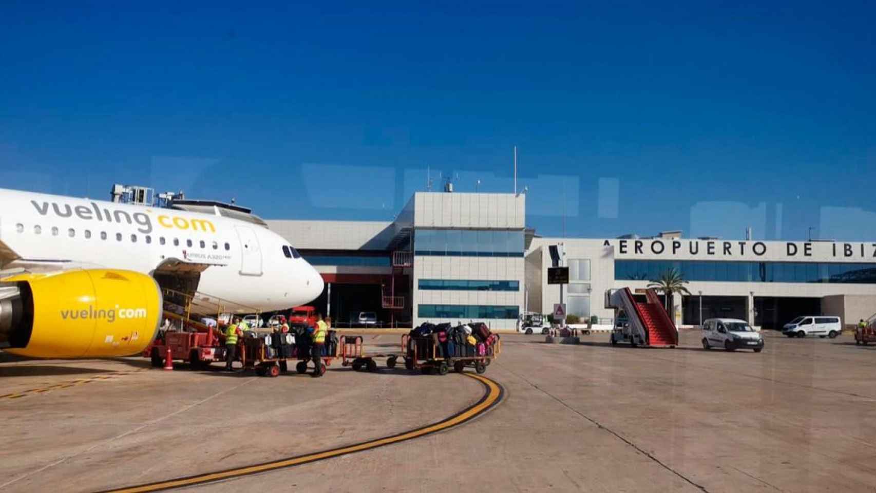 Un avión de Vueling en el aeropuerto de Ibiza /CD