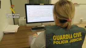 Una foto de archivo de la Guardia Civil en busca de delitos de pornografía infantil / Guardia Civil
