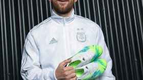 Leo Messi promociona sus últimas zapatillas