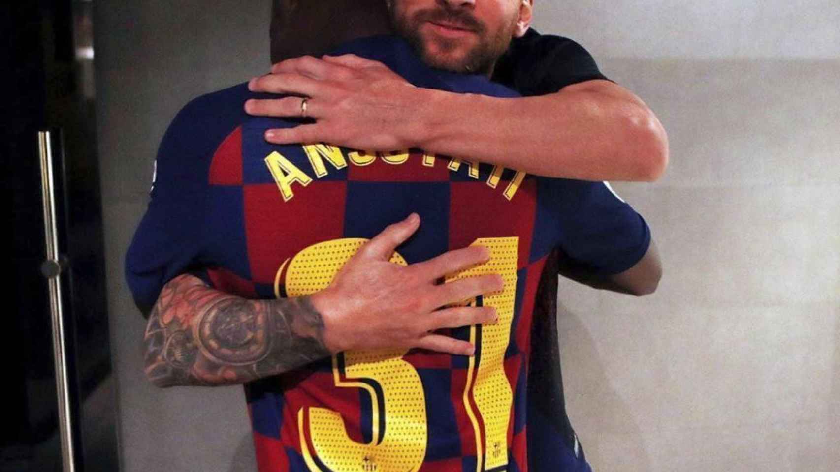 Messi abraza a Ansu Fati