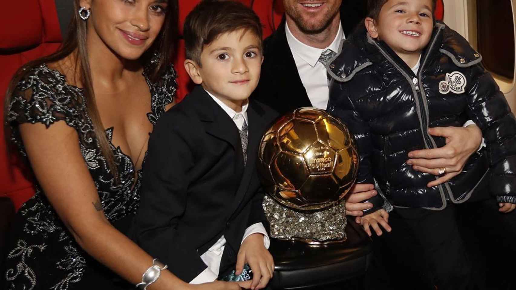 Leo Messi con su familia y el Balón de Oro