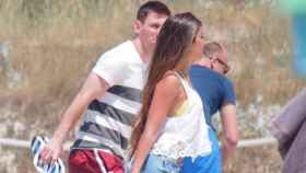 Antonella Roccuzzo con Messi en la playa   EFE