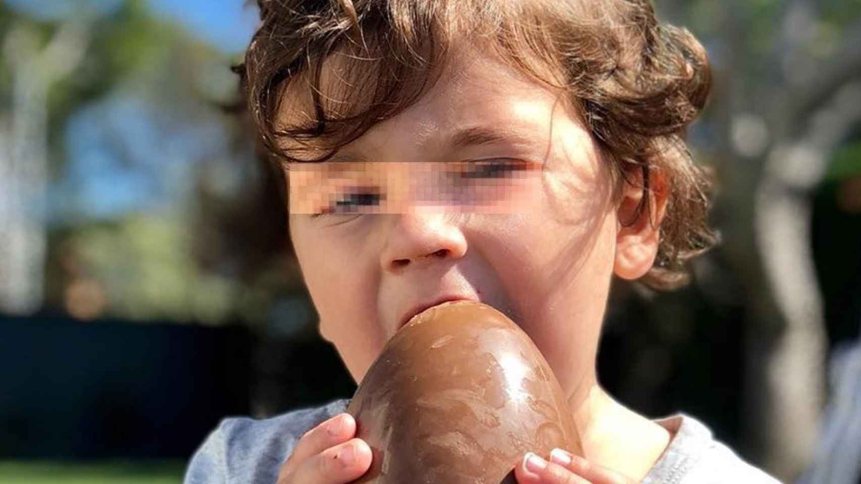 Mateo Messi trata de comer un huevo de chocolate / INSTAGRAM