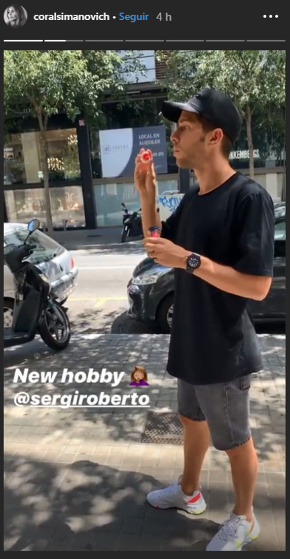 Sergi Roberto hace burbujas de jabón