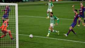 Ter Stegen y Busquets no pudieron parar a Borja Iglesias en el primer gol del Betis-Barça / FCB
