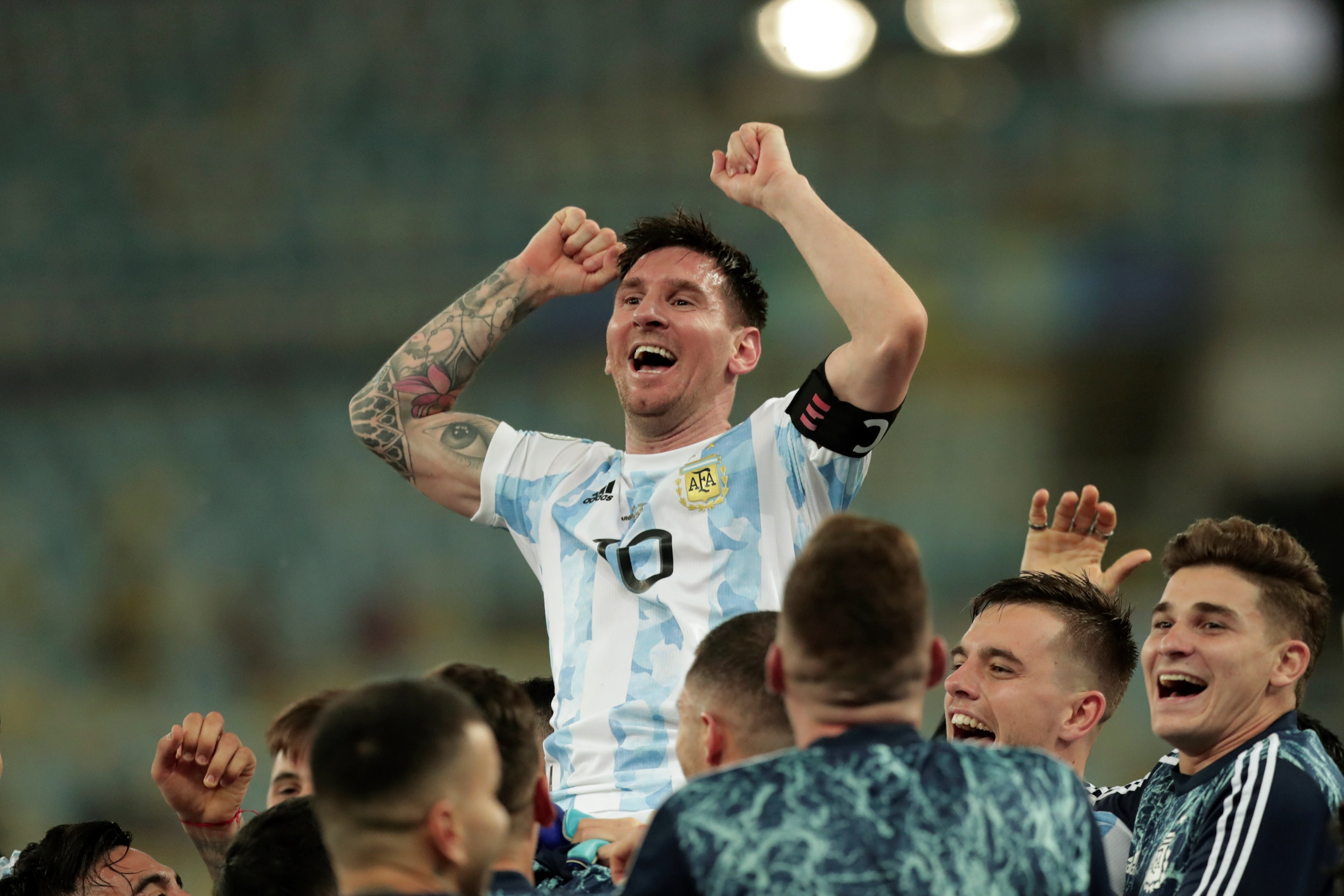 Leo Messi celebra con sus compañeros de Argentina su victoria en al final de la Copa América / EFE