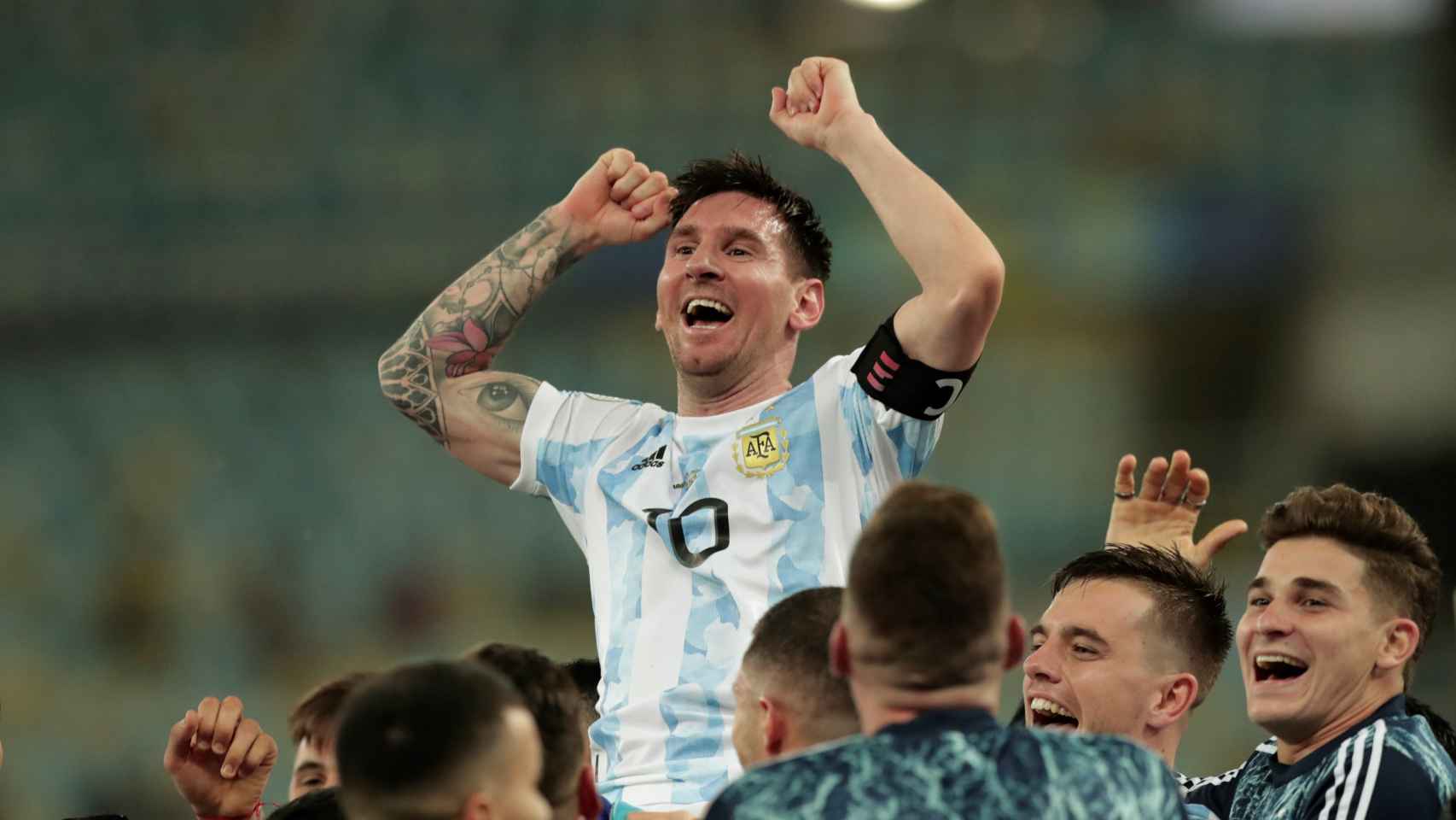 Leo Messi celebra con sus compañeros de Argentina su victoria en al final de la Copa América / EFE