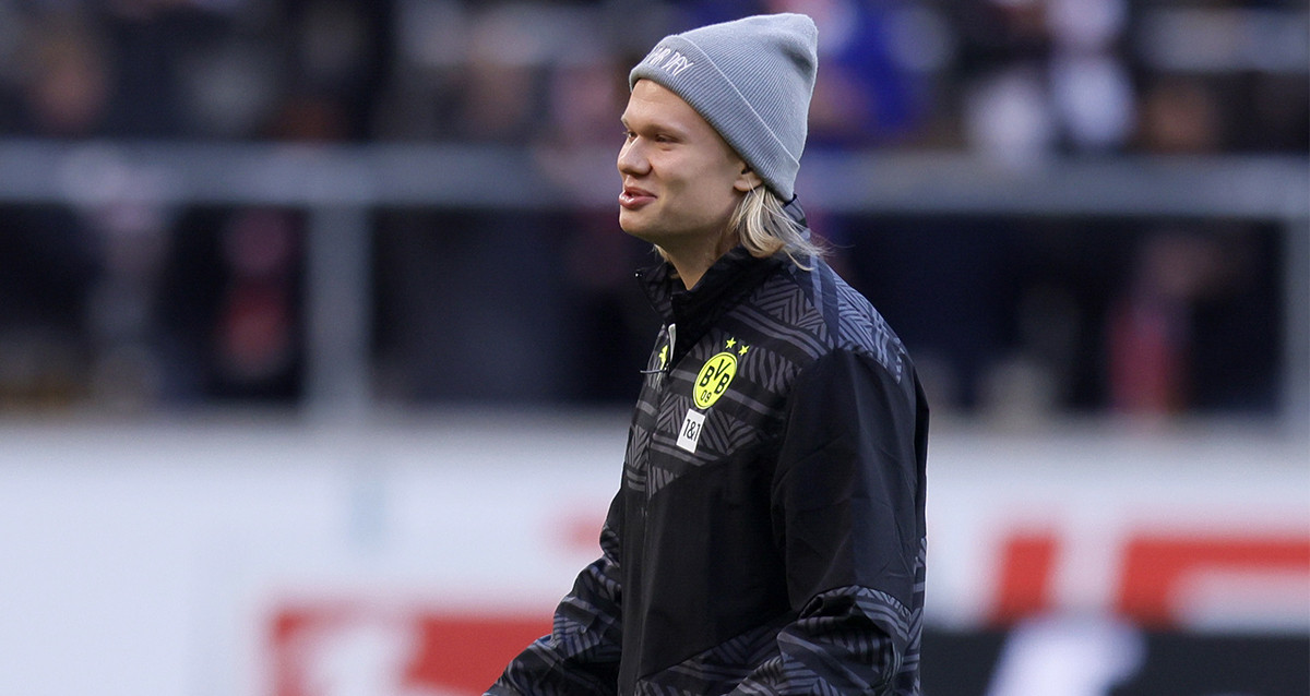Erling Haaland, caminando sobre el campo, en la previa de un partido con el Borussia Dortmund / EFE