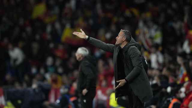 Luis Enrique da instrucciones a sus jugadores en el España Albania / EFE