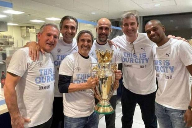 Joan Patsy, con el trofeo en la mano, durante una celebración del Manchester City con Txiki Begiristain, Manel Estiarte,Pep Guardiola y Ferran Soriano / REDES