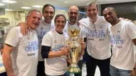 Joan Patsy, con el trofeo en la mano, durante una celebración del Manchester City con Txiki Begiristain, Manel Estiarte,Pep Guardiola y Ferran Soriano / REDES
