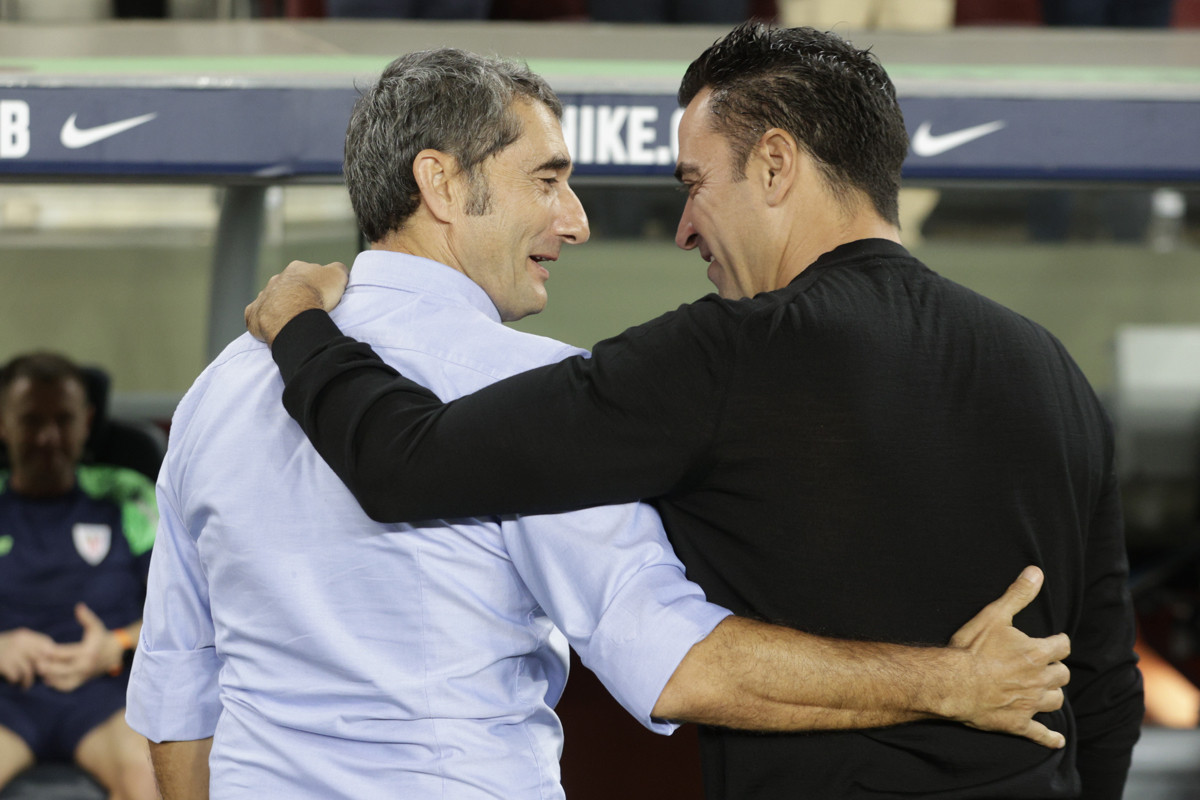 Ernesto Valverde y Xavi Hernández, saludándose en el Camp Nou / EFE
