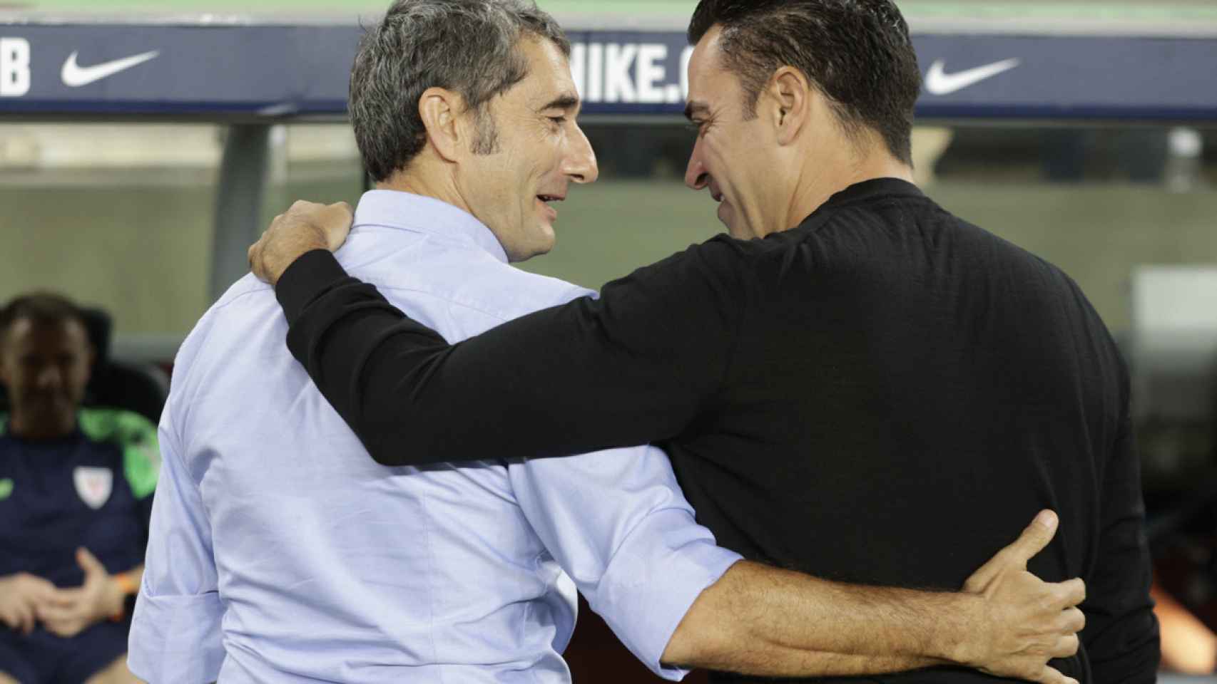Ernesto Valverde y Xavi Hernández, saludándose en el Camp Nou / EFE
