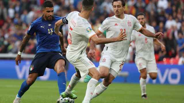 Emerson Palmieri en una acción de Italia-España, junto a Busquets y Oyarzabal / EFE