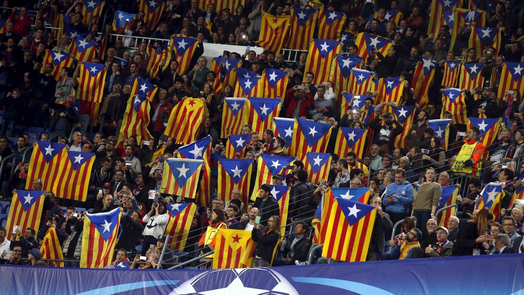 Se repartieron Estelades en el Camp Nou durante la noche de Champions/ Twitter