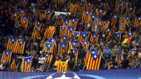 Se repartieron Estelades en el Camp Nou durante la noche de Champions/ Twitter