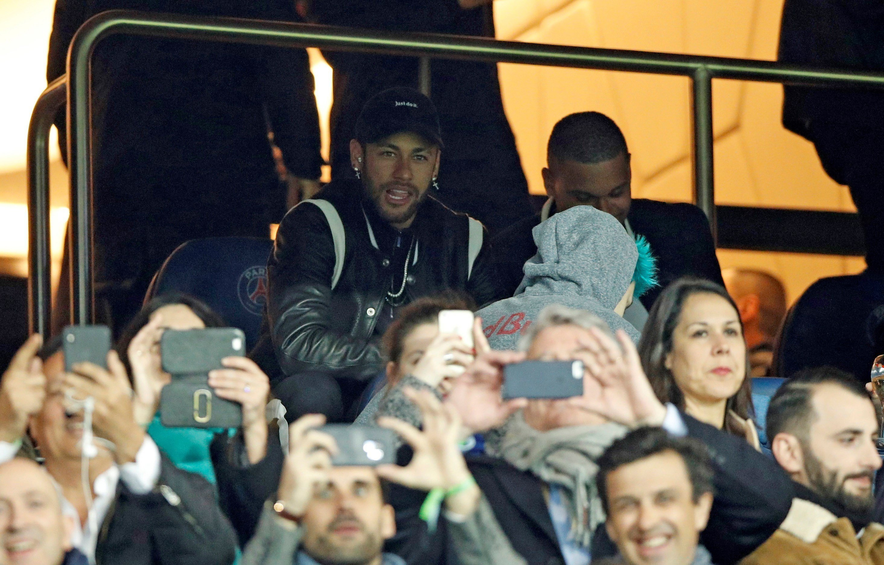 Neymar Júnior en el palco del Parc des Princes / EFE