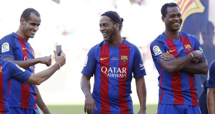 Rivaldo, Ronaldinho y Kluivert en un partido del Barça Legends / EFE