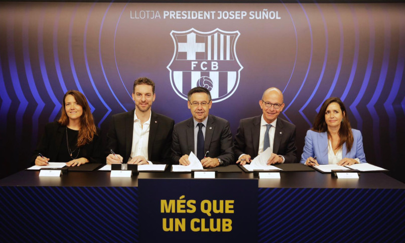 Pau Gasol firma el acuerdo de colaboración entre su fundación y la del Barça con Bartomeu y Cardoner / FCB