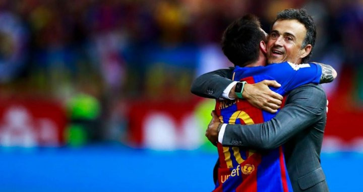 Leo Messi y Luis Enrique abrazados celebrando un título / EFE