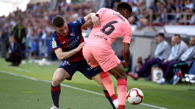 Todibo, en una acción del Barça, demuestra que es un jugador de futuro / EFE