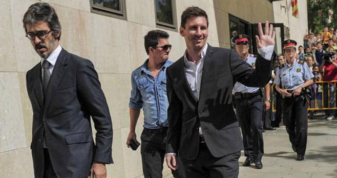 Cristóbal Martell, en los juzgados de Gavà junto a Leo Messi / EFE