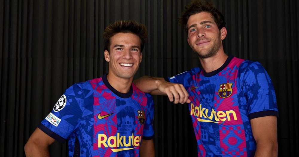 Riqui Puig y Sergi Roberto en el anuncio de la nueva camiseta de Nike para la Champions / FC Barcelona