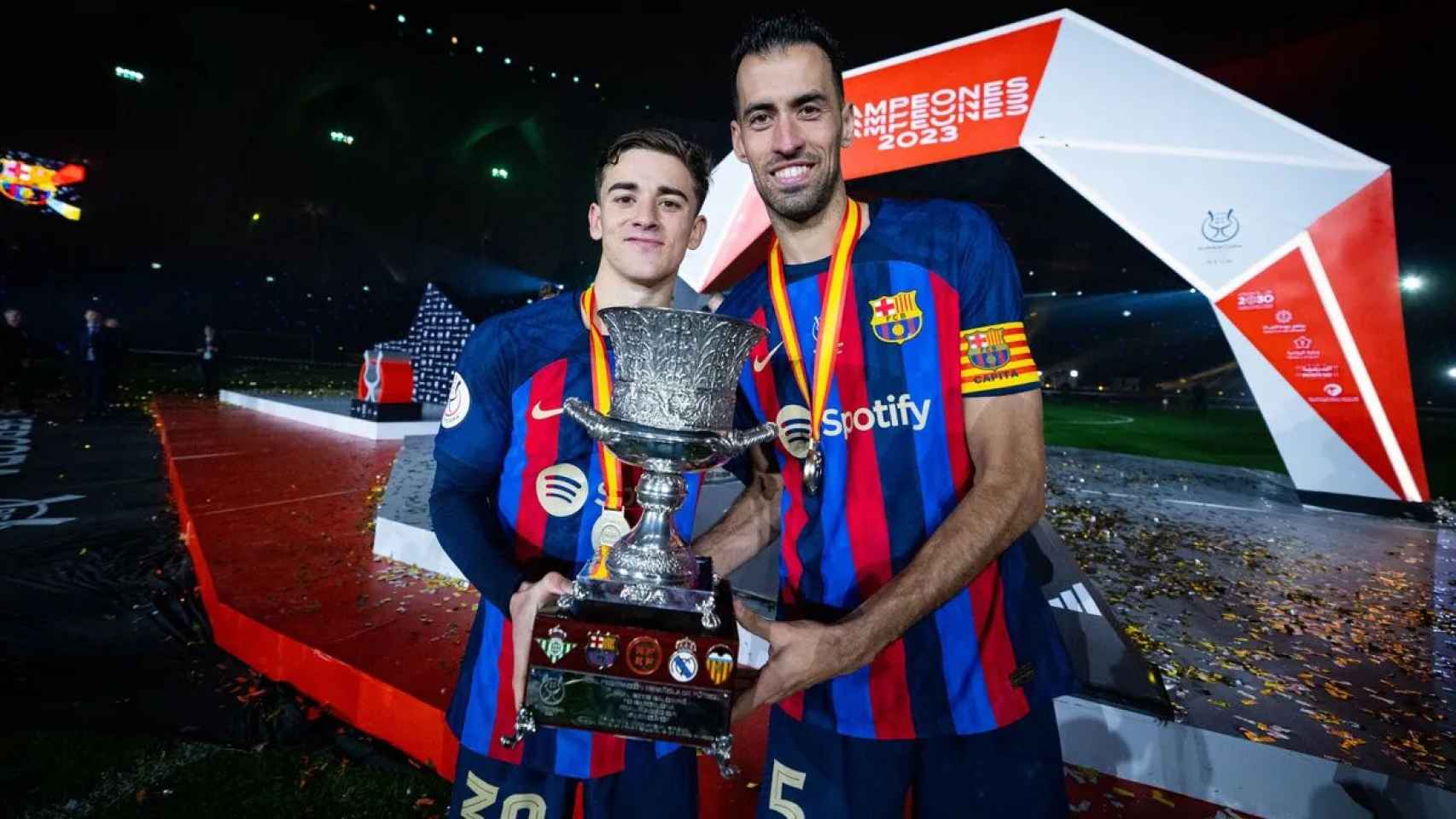 Gavi y Sergio Busquets celebran la victoria del Barça en la Supercopa /  FCB