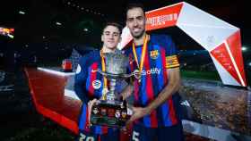 Gavi y Sergio Busquets celebran la victoria del Barça en la Supercopa /  FCB
