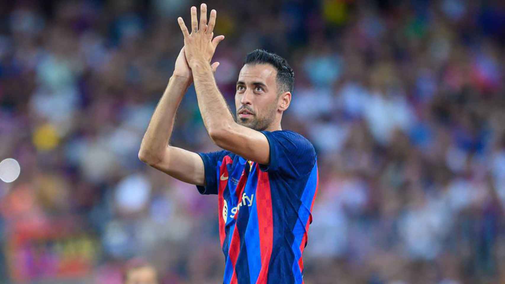 Sergio Busquets, llevándose una ovación de la afición del Camp Nou / REDES