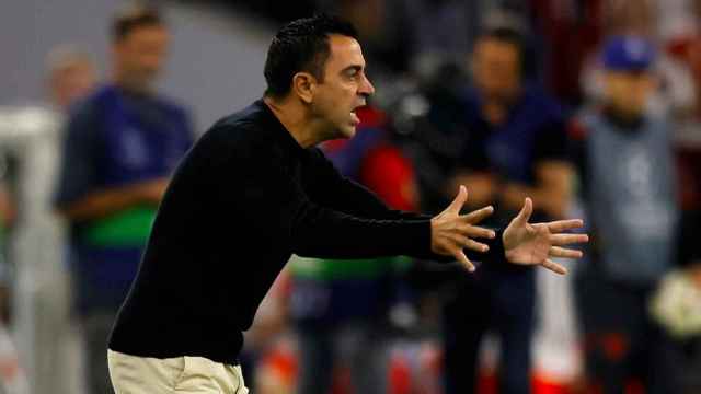 Xavi Hernández da indicaciones a los jugadores del Barça durante el partido contra el Bayern / EFE