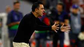 Xavi Hernández da indicaciones a los jugadores del Barça durante el partido contra el Bayern / EFE