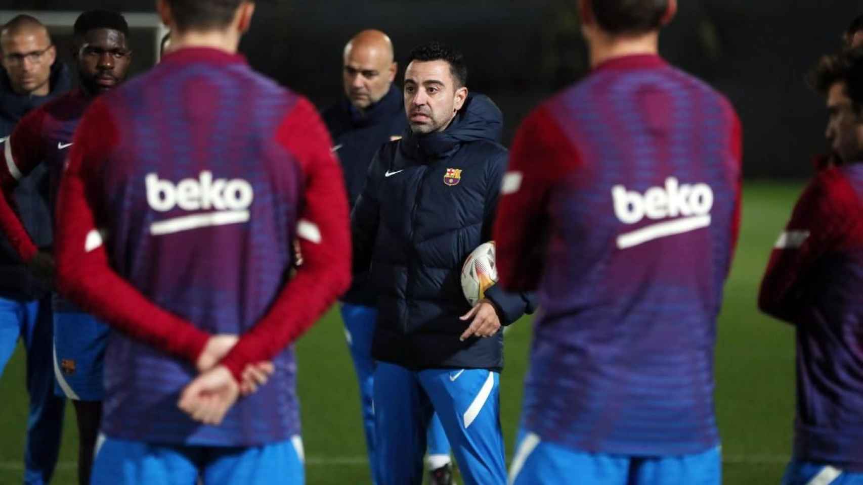 Xavi dando explicaciones en un entrenamiento del Barça / FCB
