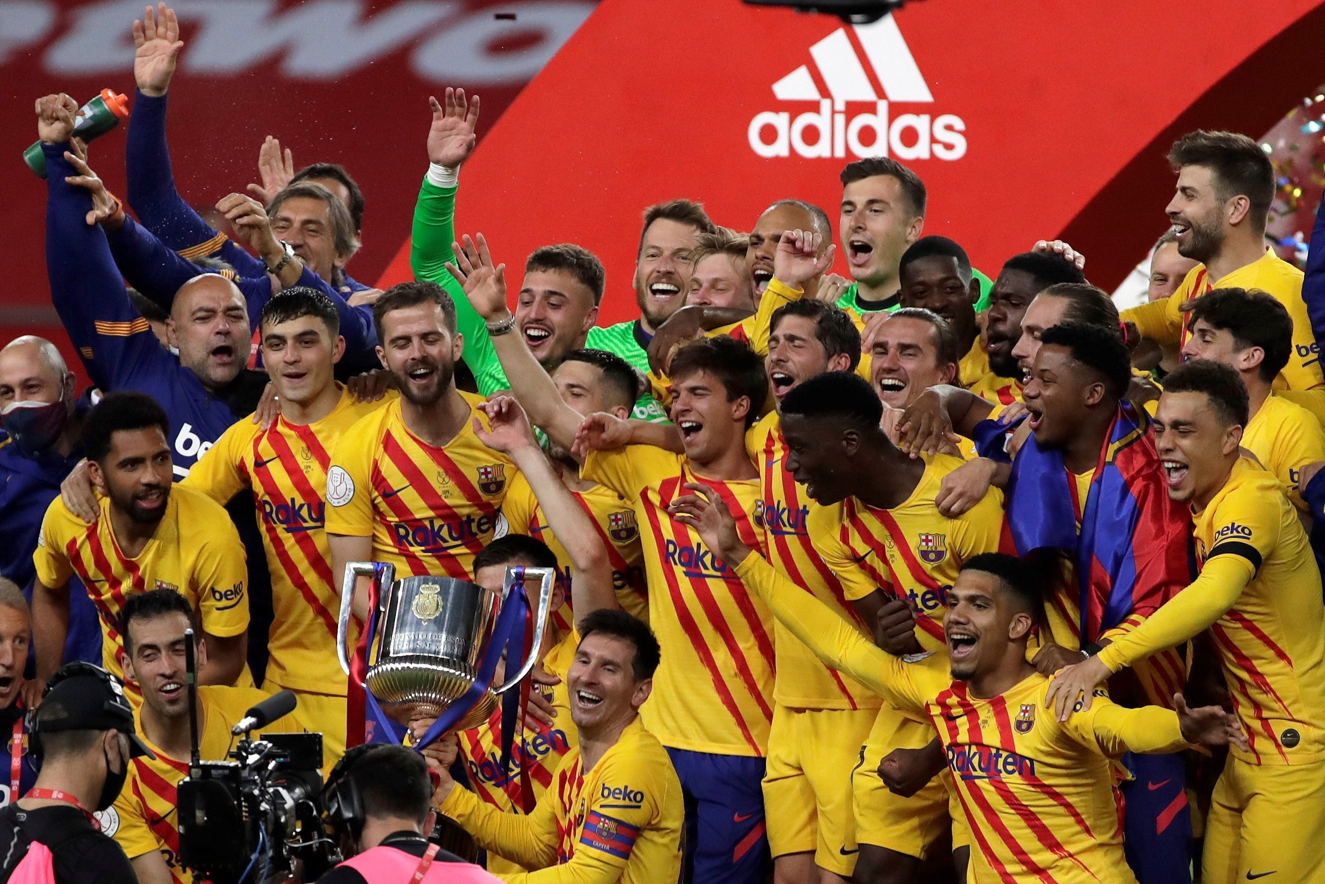 Los jugadores del Barça celebrando la Copa del Rey / EFE