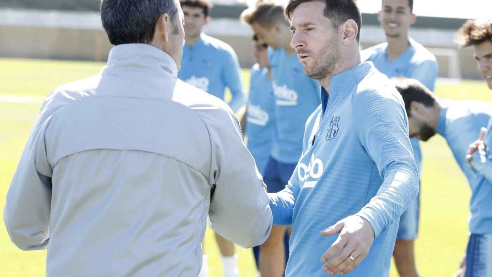 Una foto de Ernesto Valverde y Leo Messi durante un entrenamiento del Barça / FCB