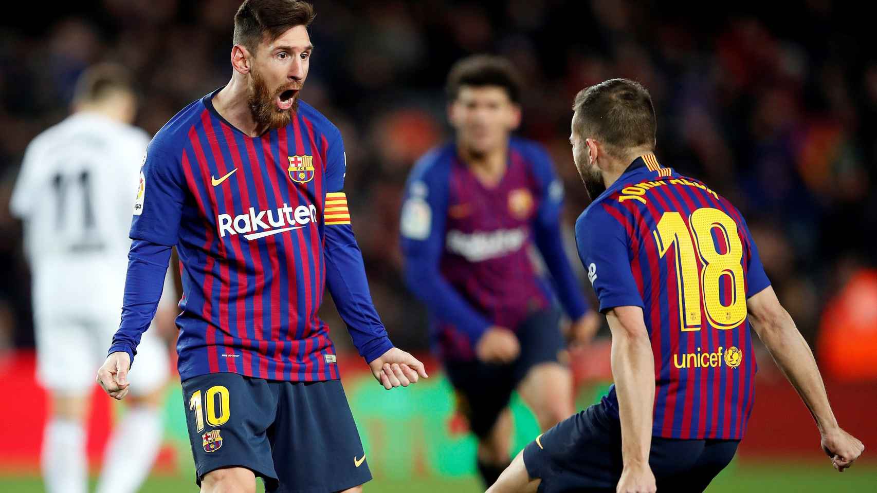 Messi y Alba celebran el segundo tanto del argentino frente el Valencia / EFE