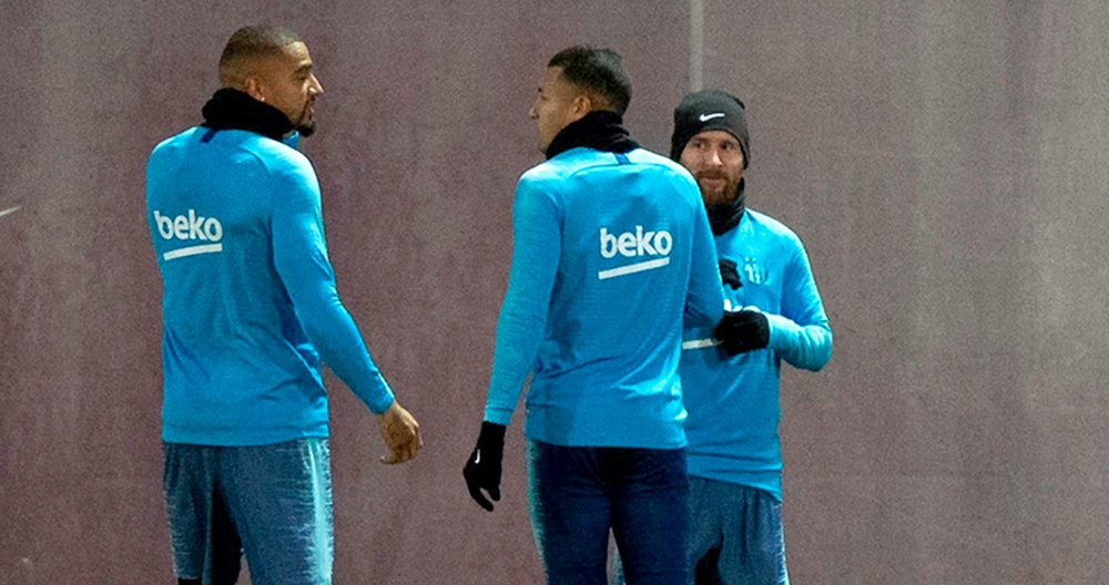 Prince Boateng conversa con Murillo ante la mirada de Messi en su primer entrenamiento como futbolista del Barça / EFE