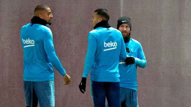 Prince Boateng conversa con Murillo ante la mirada de Messi en su primer entrenamiento como futbolista del Barça / EFE