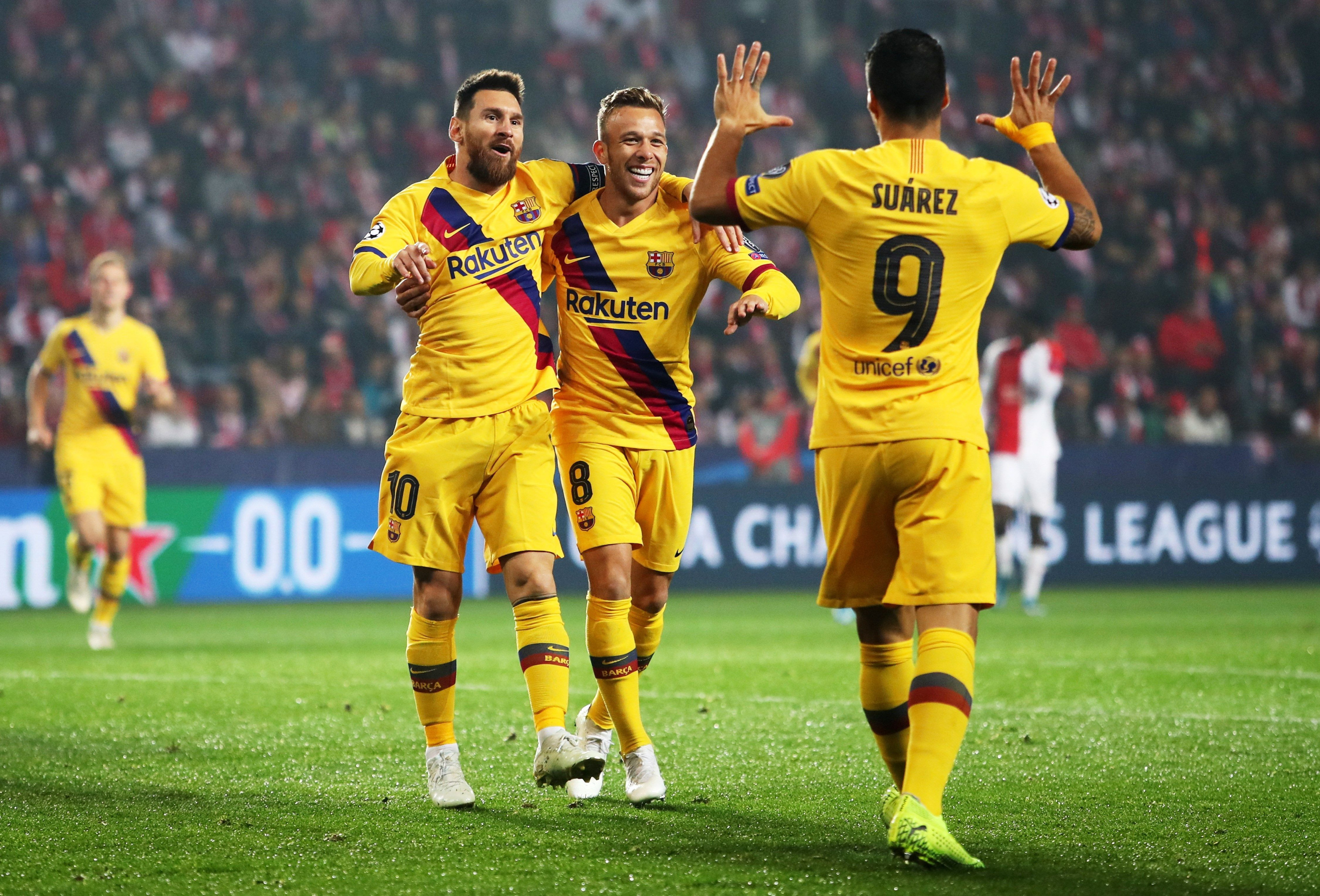 Messi, Arthur y Luis Suárez celebrando el primer gol de Barça en Praga / EFE