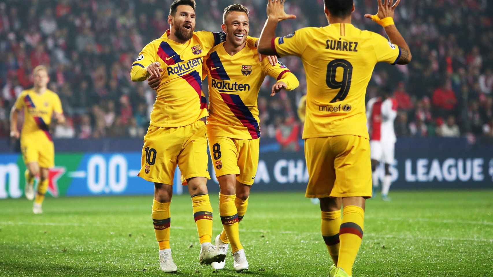 Messi, Arthur y Luis Suárez celebrando el primer gol de Barça en Praga / EFE