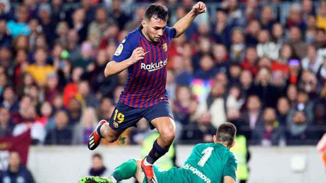 El delantero del FC Barcelona, Munir El Haddadi (i), intenta superar al guardameta de la Cultural Leonesa, Jorge Palatsí / EFE