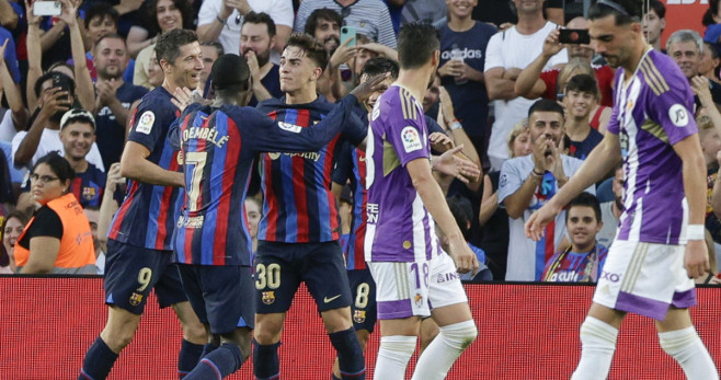 Gavi y Dembelé festejan con euforia el gol de Robert Lewandowski contra el Real Valladolid / EFE