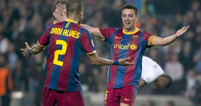 Dani Alves y Xavi juntos en un partido como jugadores del Barcelona / EFE