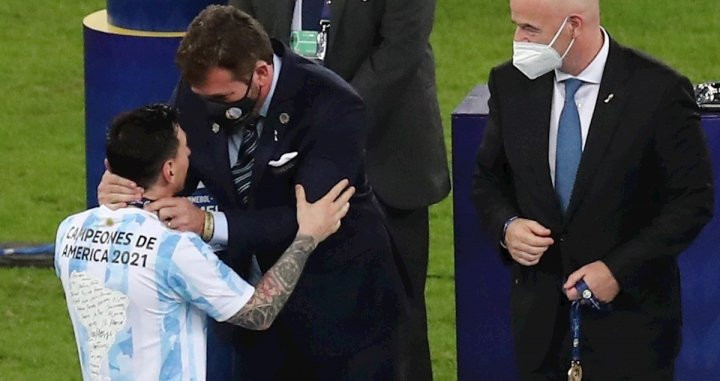 Leo Messi recibe uno de los galardones tras la final de la Copa América / EFE