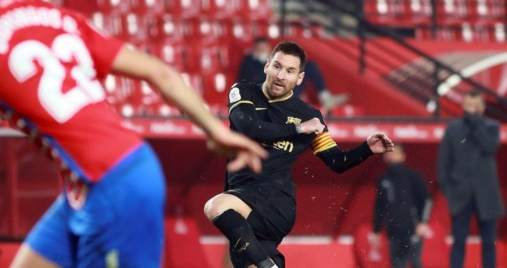 Messi contra el Granada / EFE
