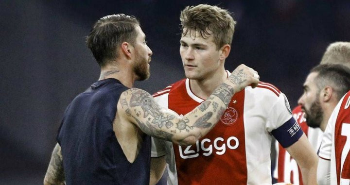 Sergio Ramos felicitando a Matthijs de Ligt en un Ajax-Madrid / EFE