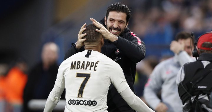 Kylian Mbappé celebrando el gol con Buffon en el PSG / EFE