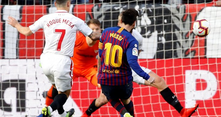 Leo Messi dispara a puerta (y marca) durante el partido del Sánchez Pizjuán / EFE